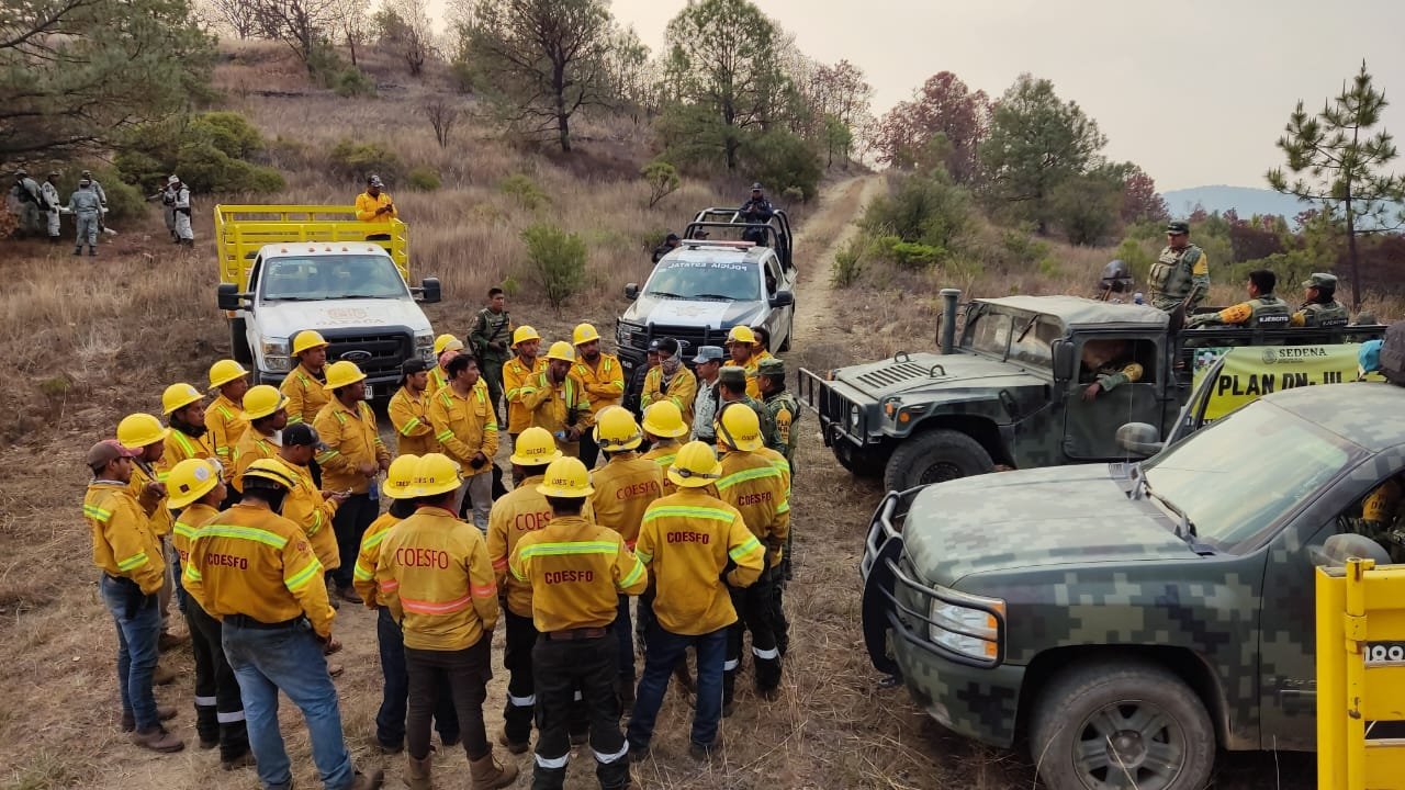 Continúa Coesfo combate a incendio en límites de San Juan Mixtepec y San Juan Ñumí