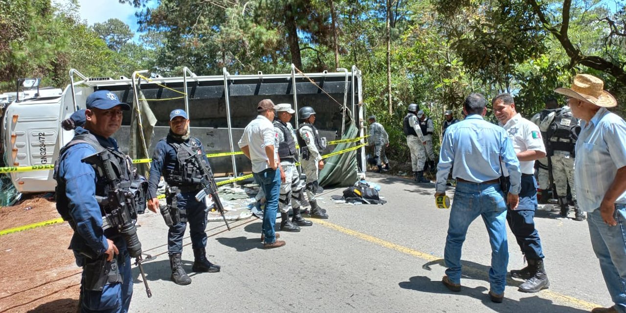Una oficial sin vida y 20 lesionados deja volcadura de camión de la Guardia Nacional en la Costa