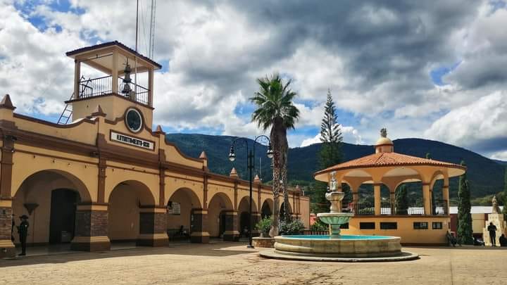 Por “seguridad“, aplican “toque de queda“ en Sola de Vega