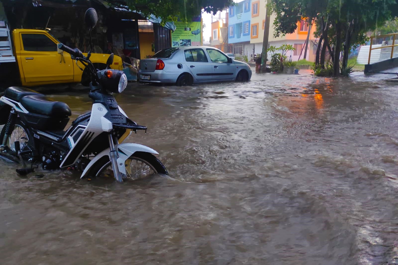Activa Protección Civil protocolo de auxilio tras tormenta y caída de granizo en regiones de Oaxaca