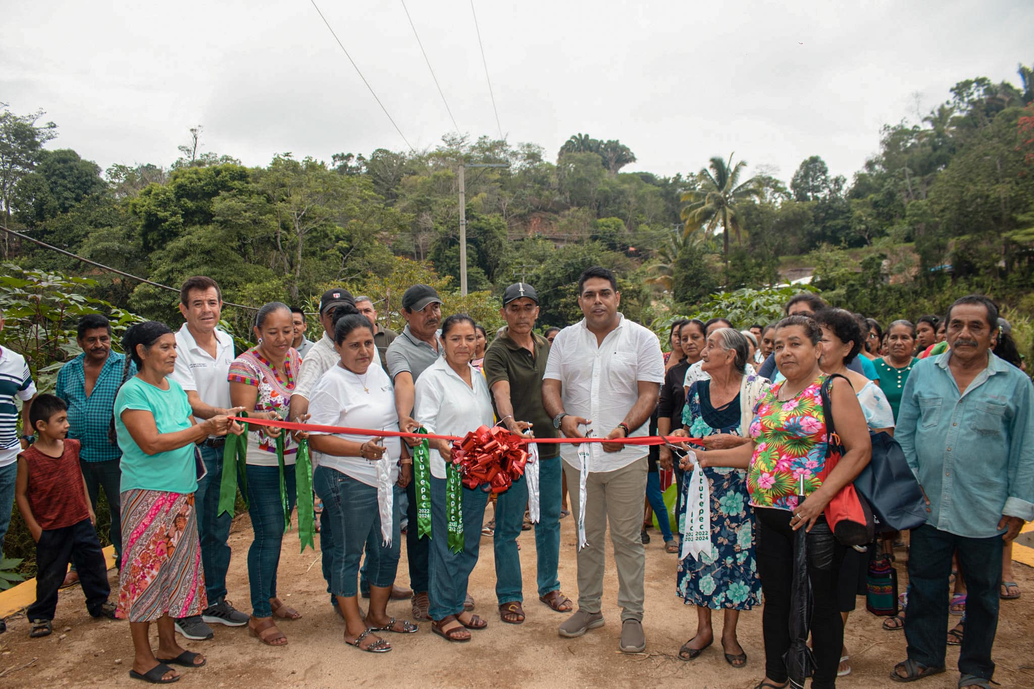 Entrega Jesuhandy Conde obras de infraestructura a comunidades de Tututepec