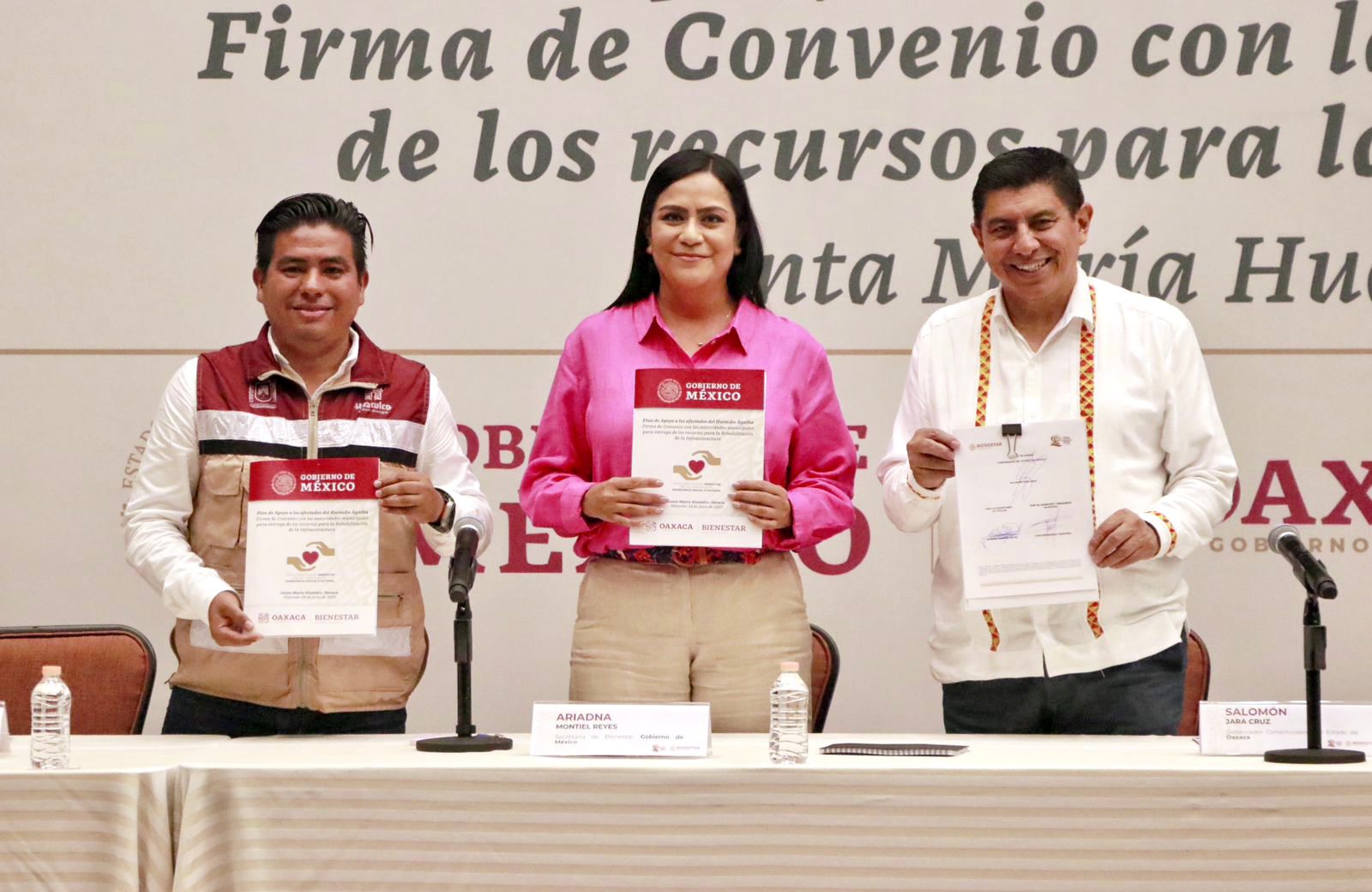 Firman Secretaría de Bienestar, gobierno de Oaxaca y 31 municipios afectados por Agatha convenio para rehabilitar infraestructura