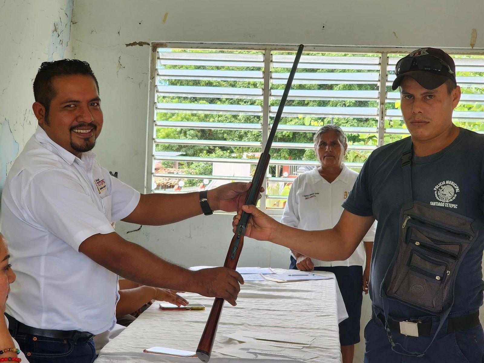 Detiene Policía Estatal a alcalde de Santiago Tetepec