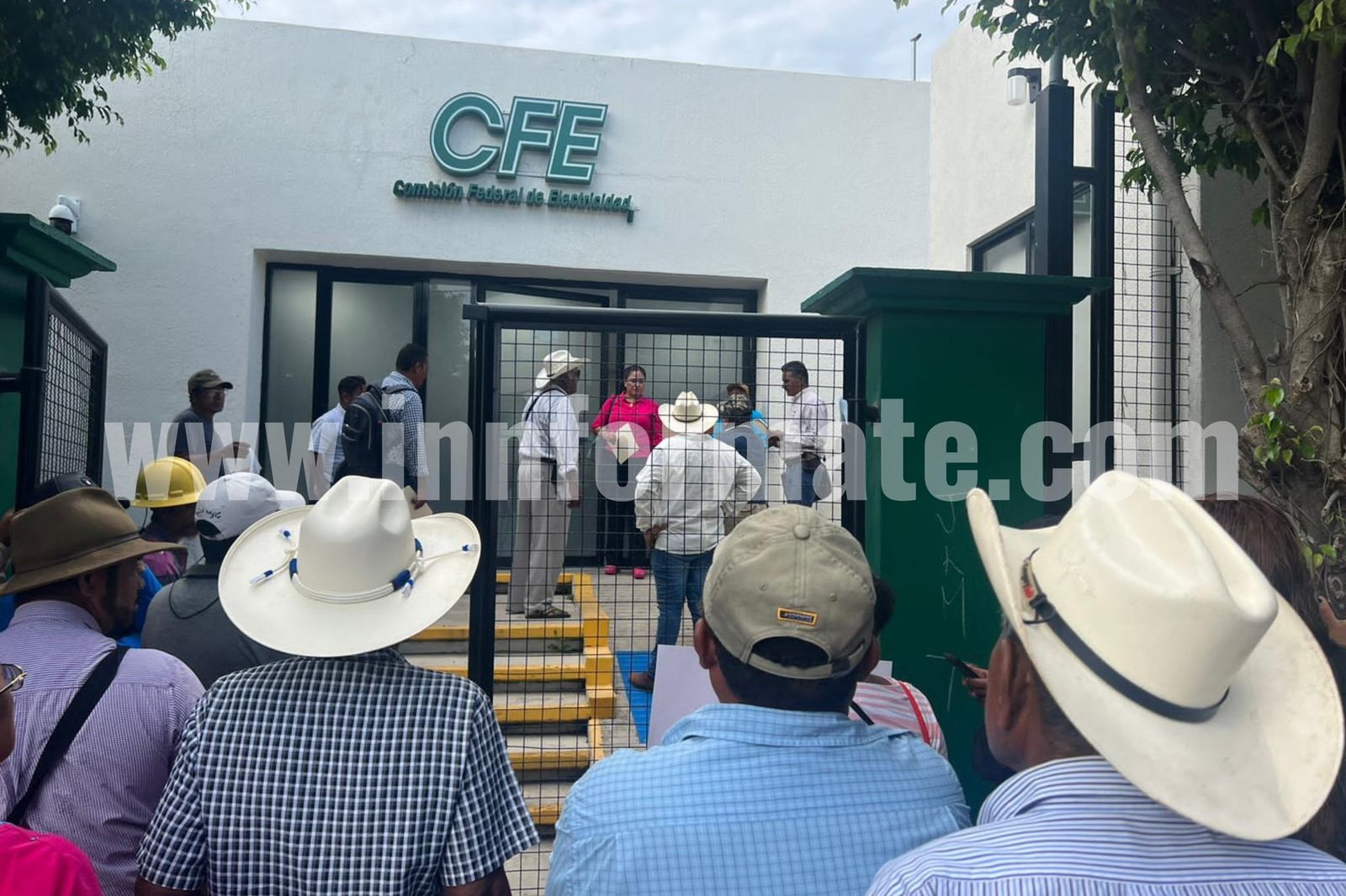 Pobladores de Huazolotitlán protestan en CFE; las fallas son constantes, dicen