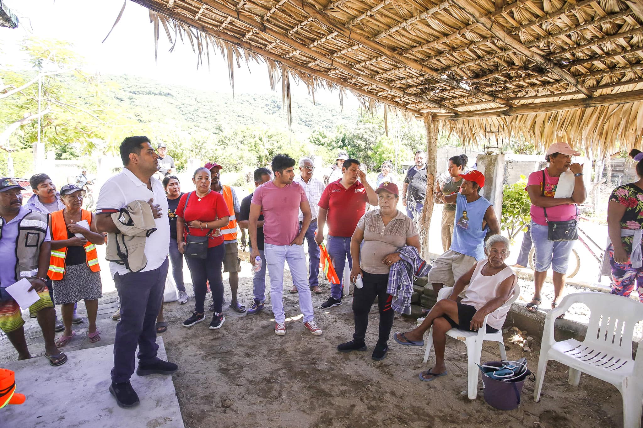 Ponen en marcha obras de infraestructura social en Cerro Hermoso, Tututepec