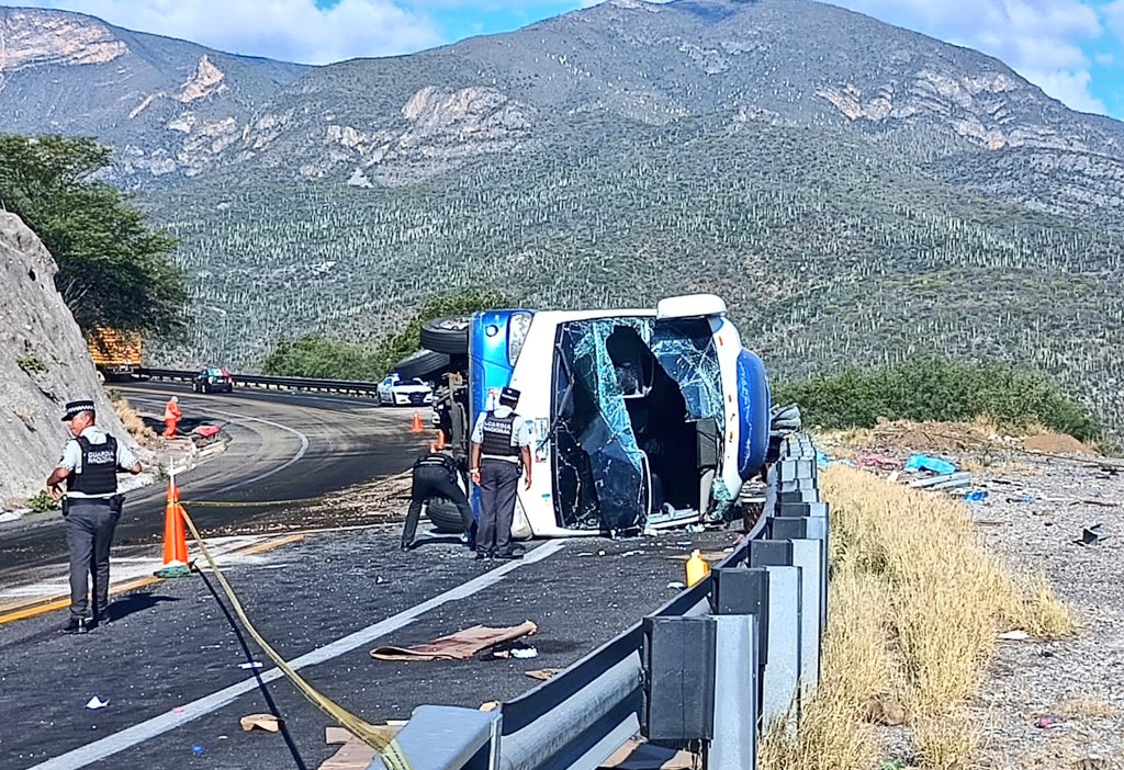 Mueren 16 migrantes durante volcadura de autobús