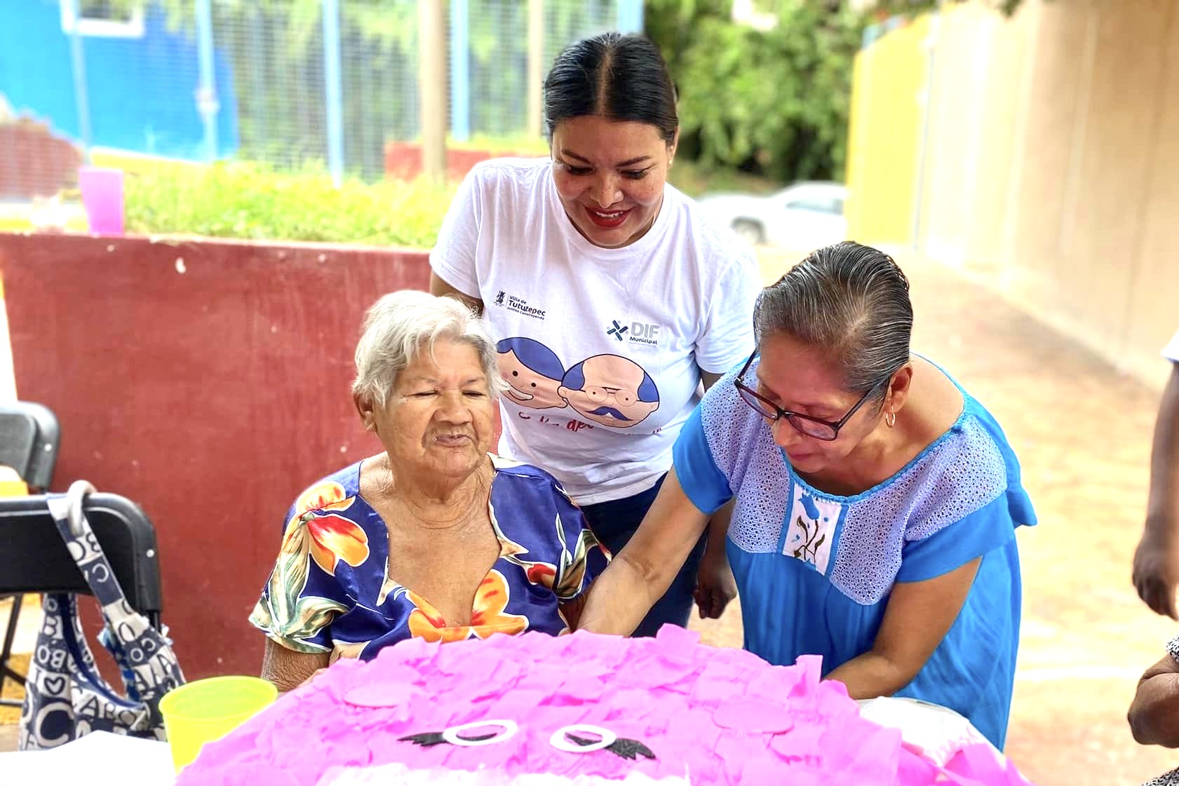 Brinda Monserrat Herrera acompañamiento a Club de Adultos Mayores de Villa de Tututepec