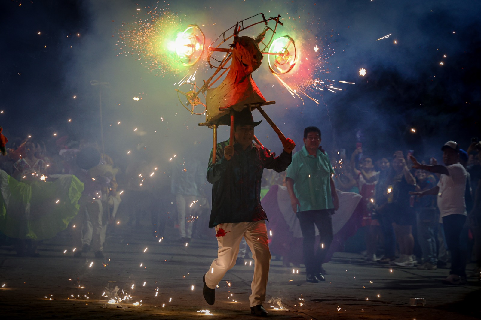 En un ambiente de algarabía inicia la Guelaguetza del Mar en Puerto Escondido