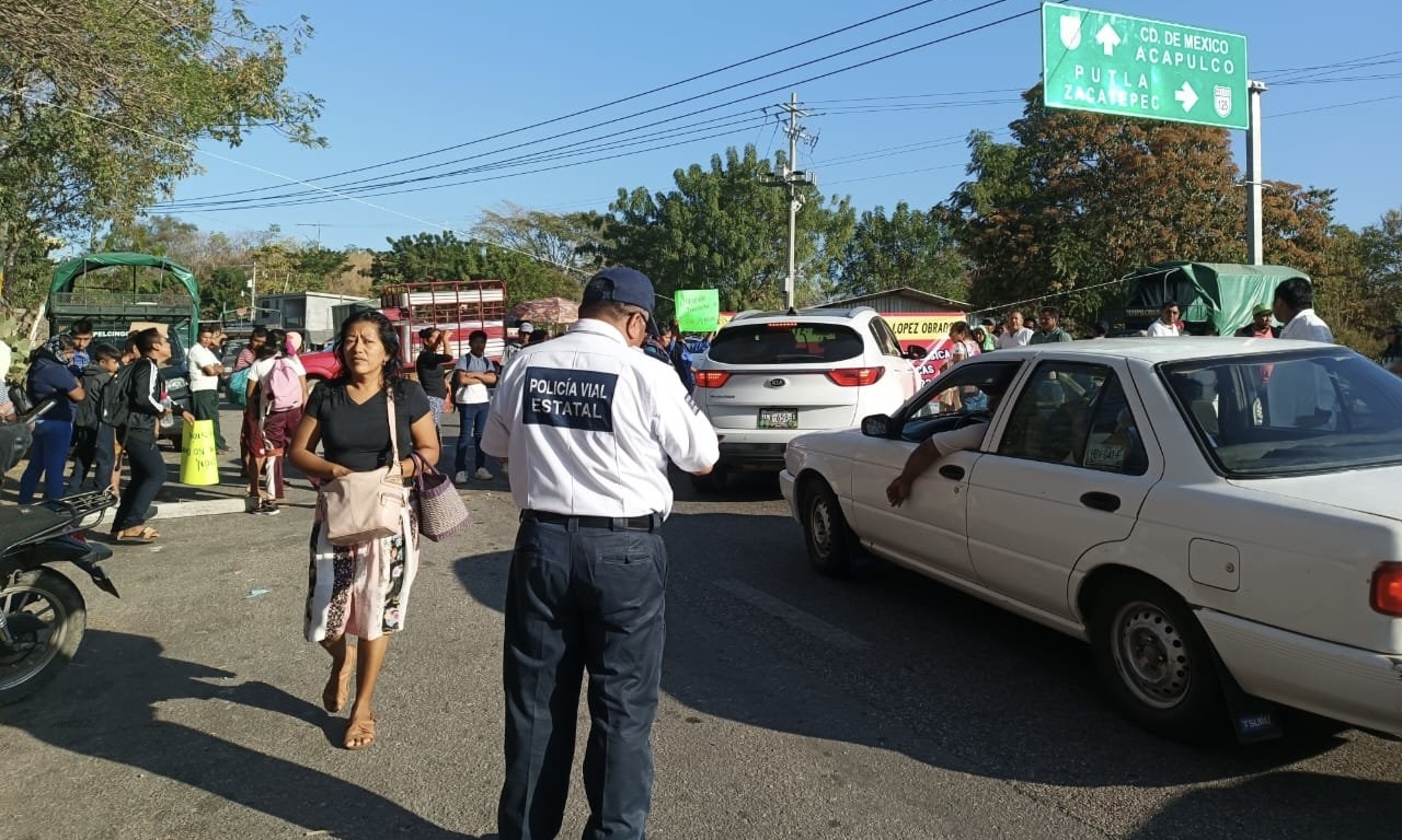 Padres de familia bloquearon la carretera federal Costera 200