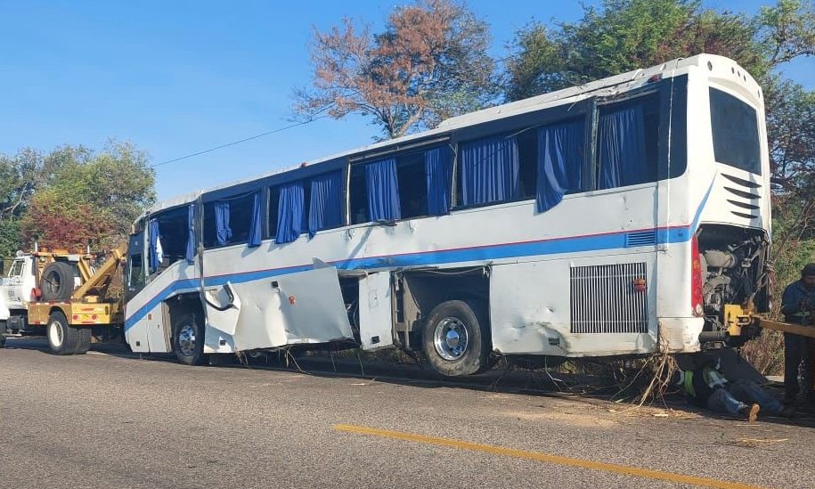 Vuelca autobús con migrantes en el Istmo de Tehuantepec