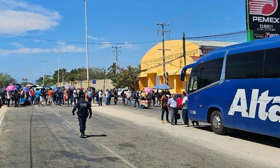 Maestros de la S-22 bloquean crucero al aeropuerto de Puerto Escondido Maestros de la S-22 bloquean crucero al aeropuerto de Puerto Escondido
