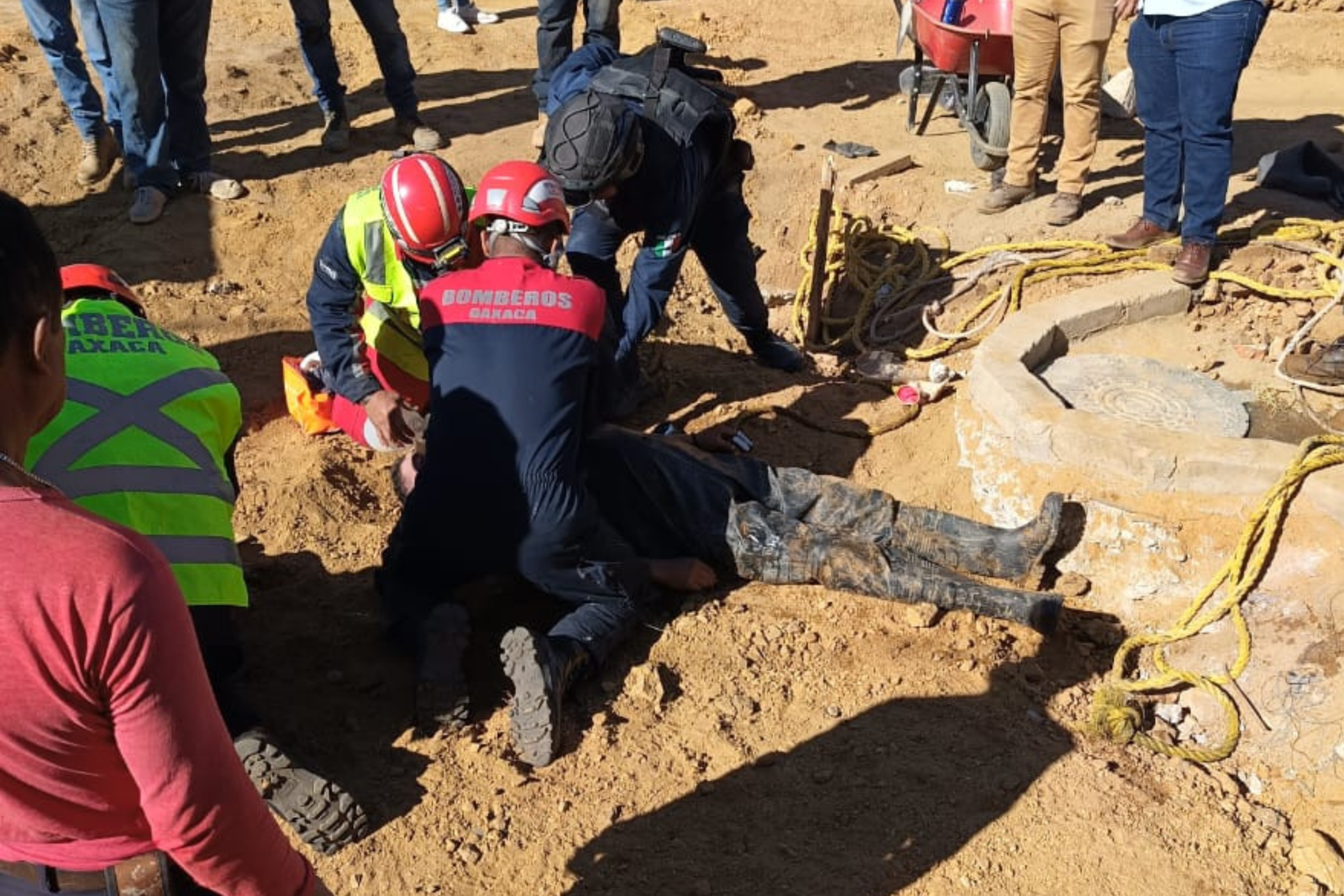 Rescata Bomberos a dos masculinos que cayeron a un pozo de visita en la capital oaxaqueña