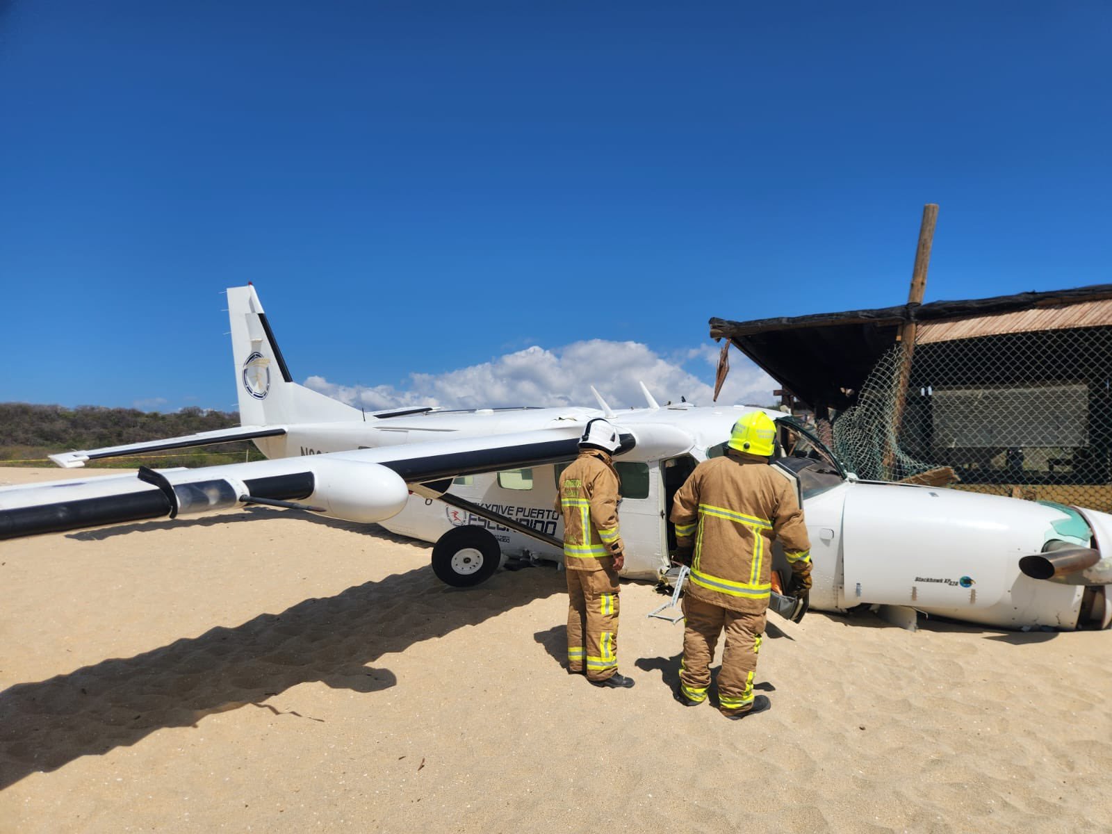 Un fallecido y cuatro lesionados deja desplome de avioneta en Puerto Escondido