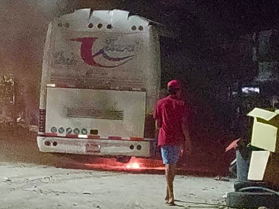 Autobús de pasajeros se incendia en la Costa de Oaxaca