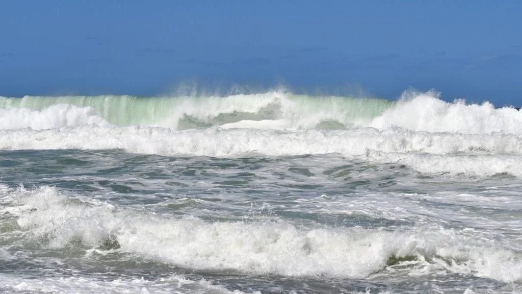 Alertan a municipios costeros por “mar de fondo” en Oaxaca