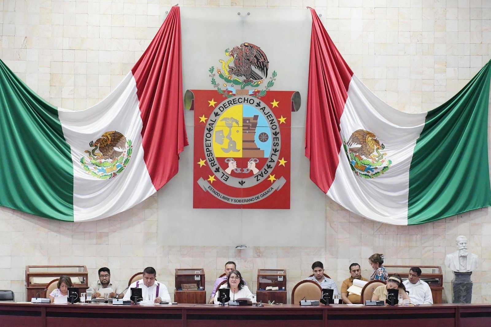 Recibe Congreso dos iniciativas de reforma a la Constitución de Oaxaca y a la Ley Estatal de Salud