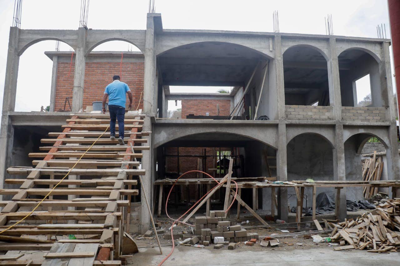 Supervisa Jesuhandy Conde construcción de obras en Tututepec