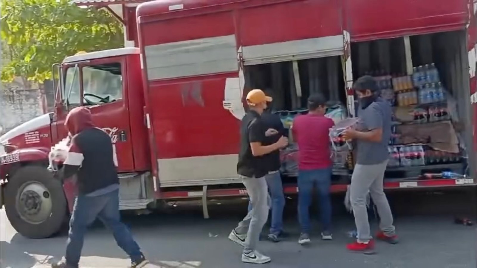 Normalistas roban mercancías a camiones repartidores en la carretera 125