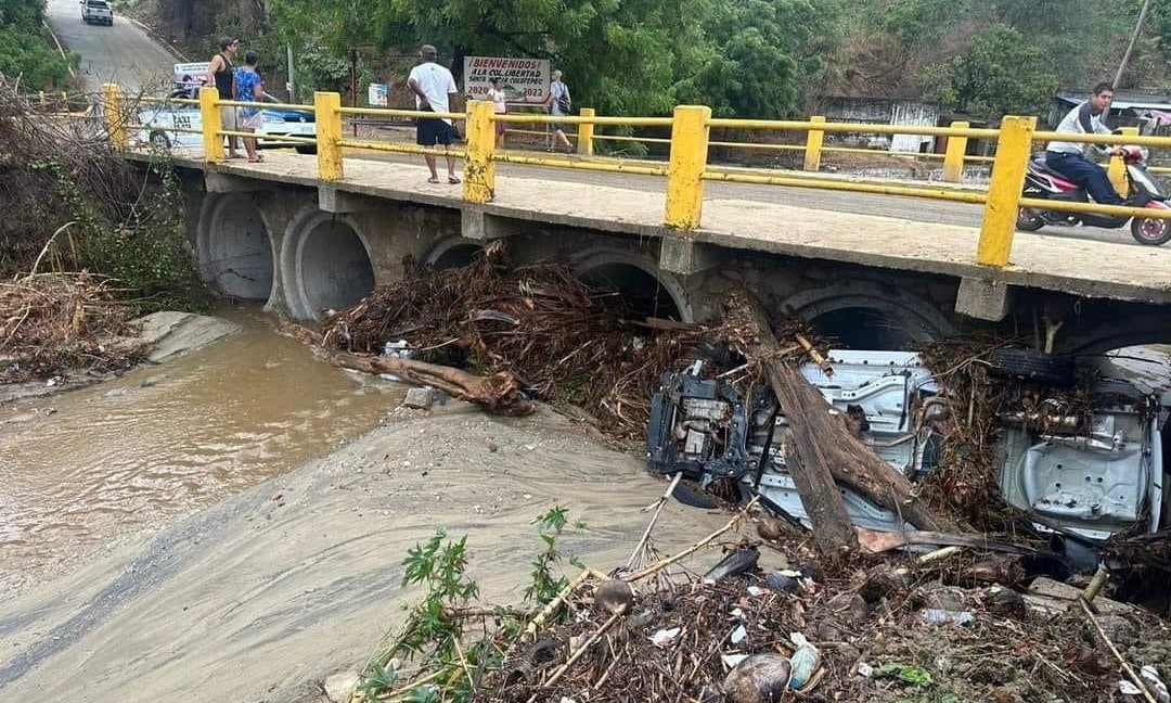 Lluvia torrencial deja afectaciones menores en Puerto Escondido