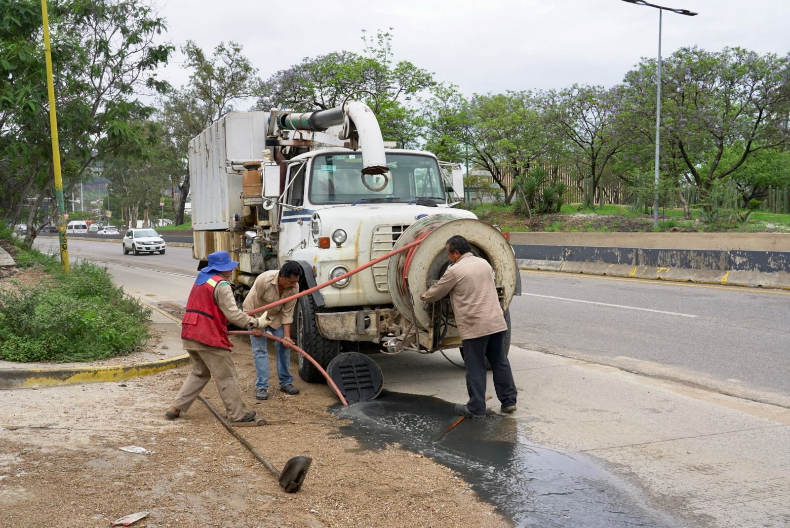 En Oaxaca realizan desazolves preventivos de alcantarillas por ocurrencia de lluvias