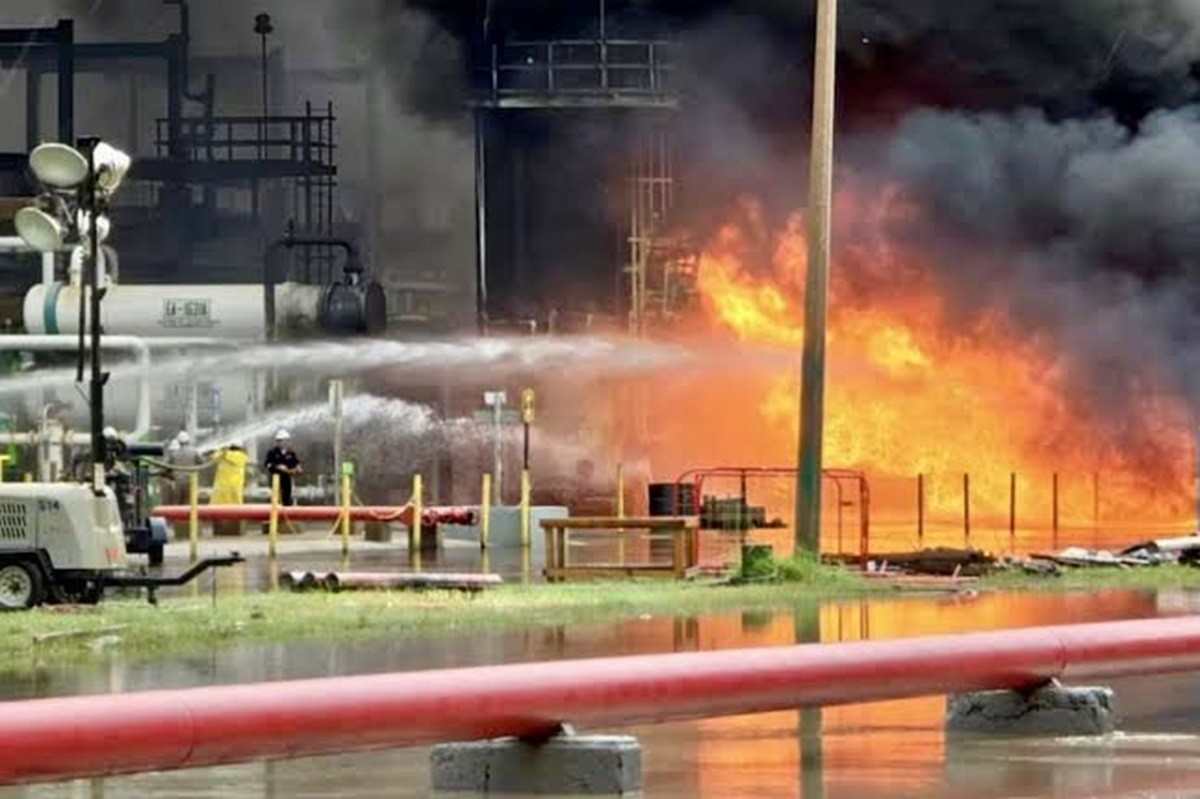 Mueren 2 personas tras el incendio en refinería de Salinas Cruz