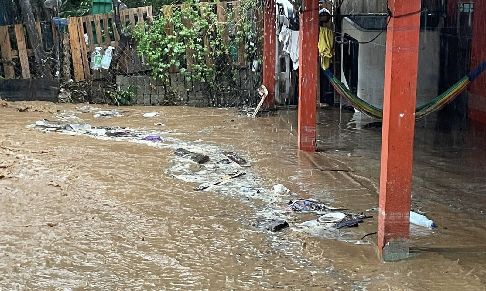 Depresión Tropical Once-E desborda arroyos y arrastra vehículos en Pinotepa Nacional
