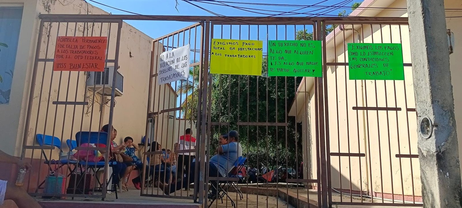 Paralizan hospital y centros de salud en la Costa￼