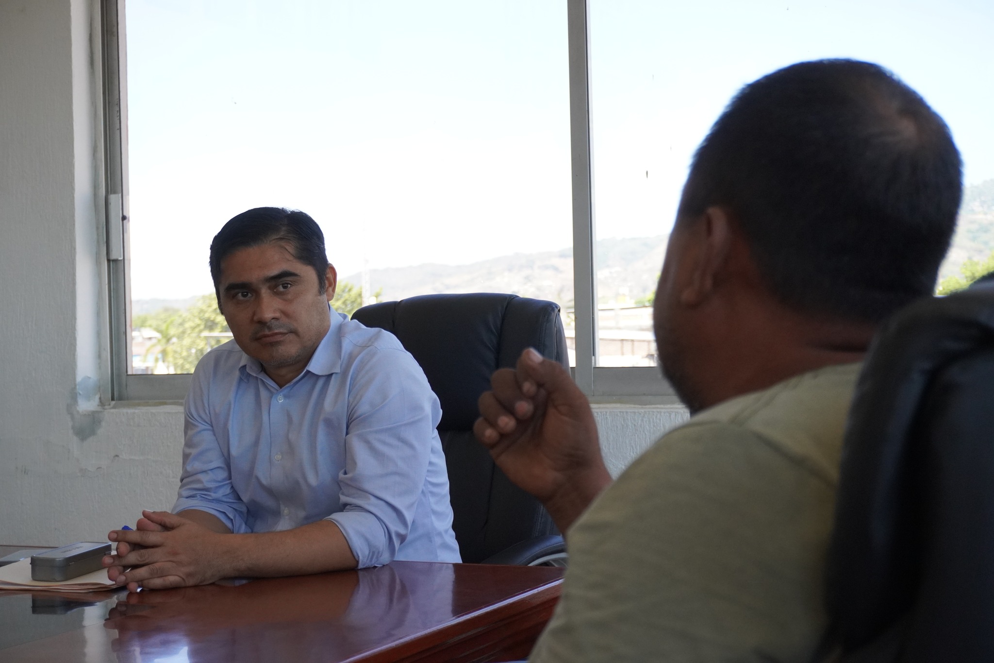 Brinda Héctor Baños atención personal a pinotepenses