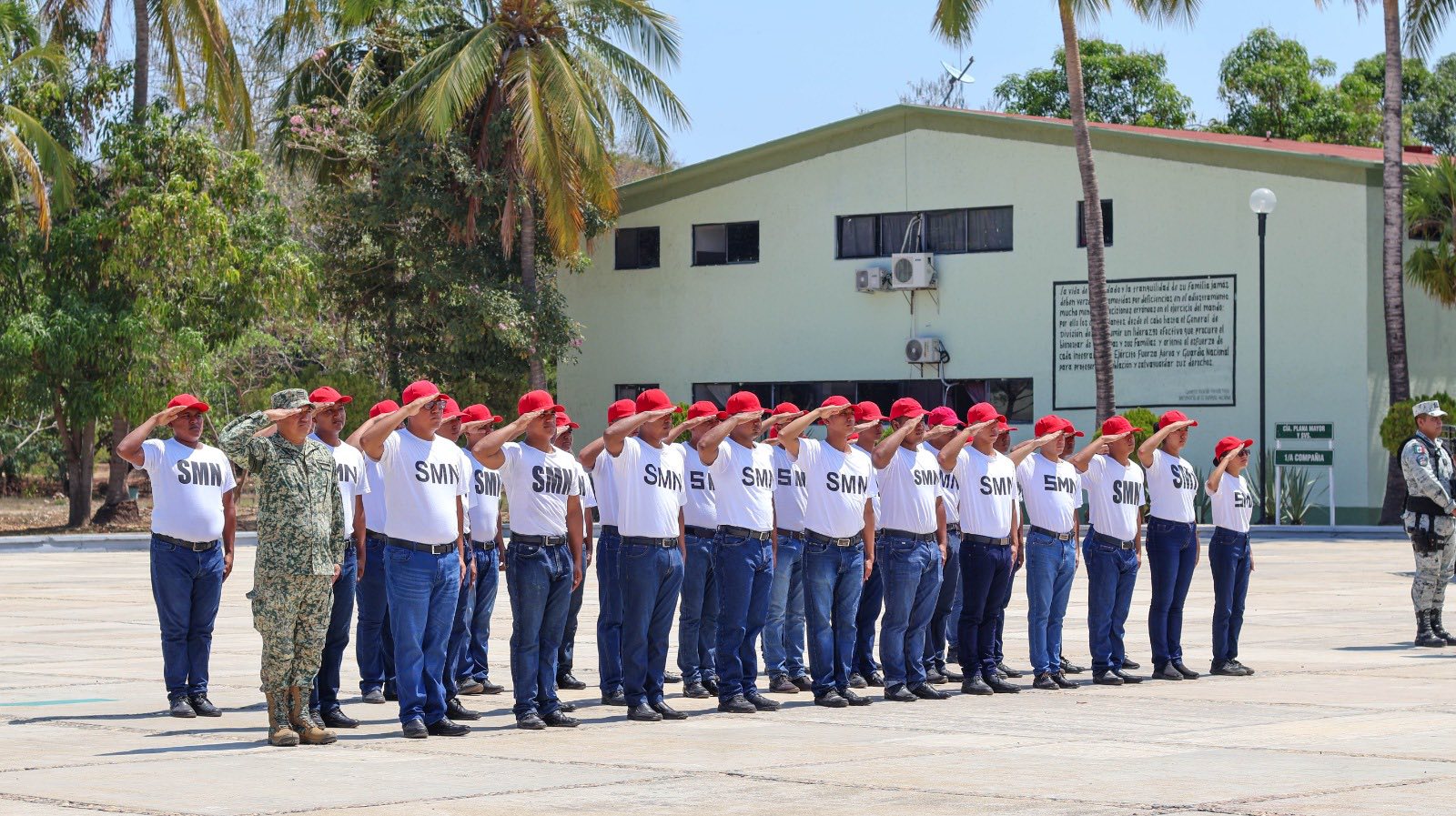 Jóvenes del Servicio Militar Nacional participan en la toma de protesta a la bandera nacional