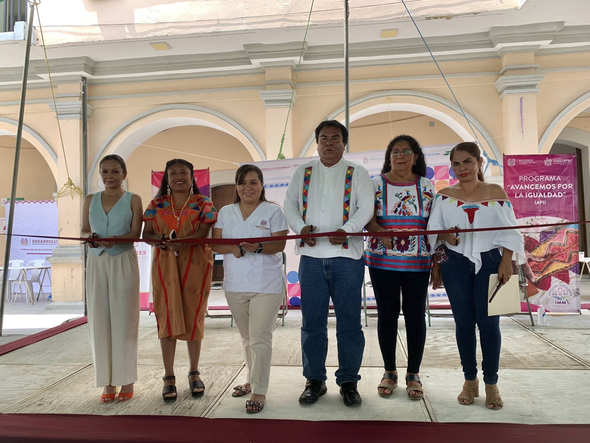 Muestran mujeres de Jamiltepec liderazgo y emprendimiento
