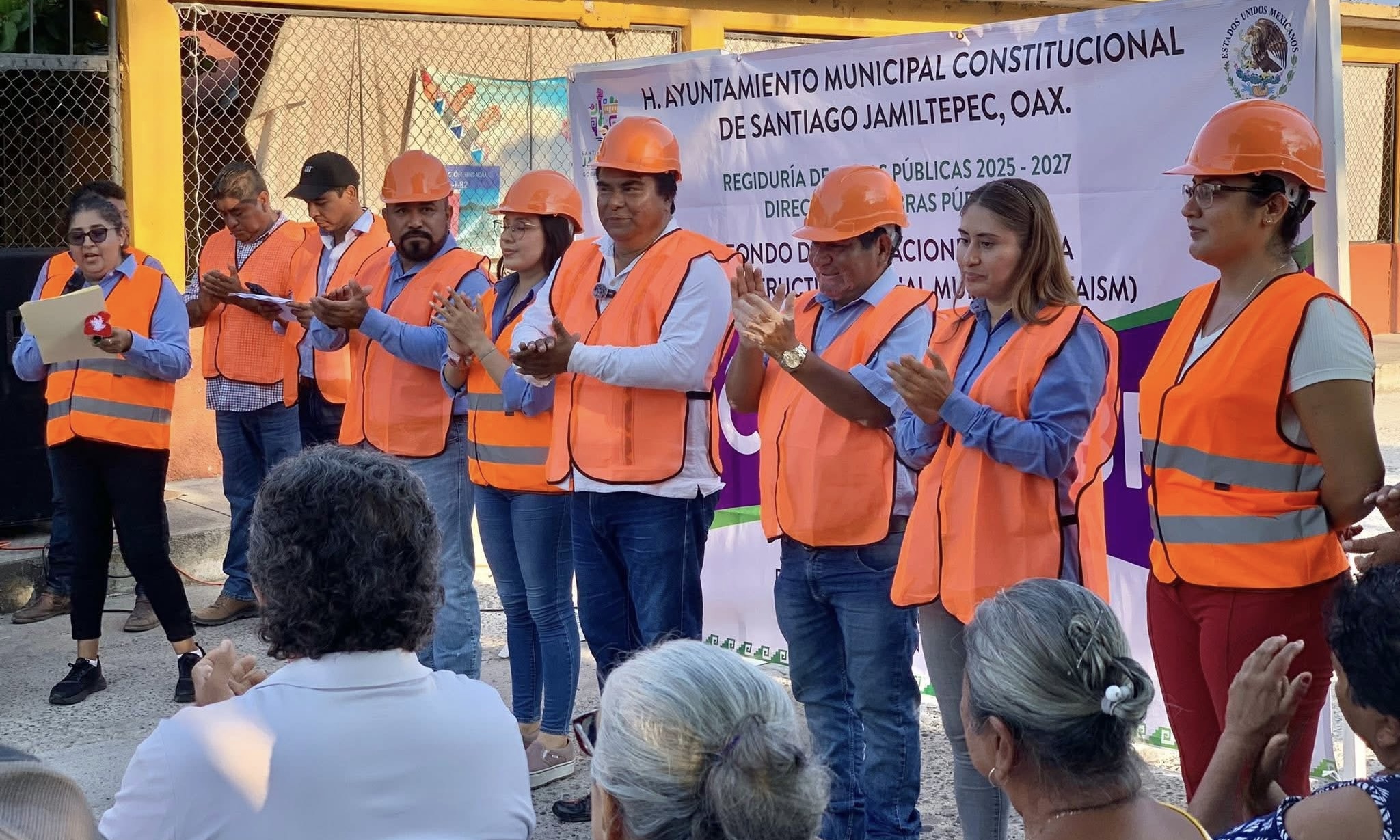 Auberto Ramos inicia obra de pavimentación en Jamiltepec