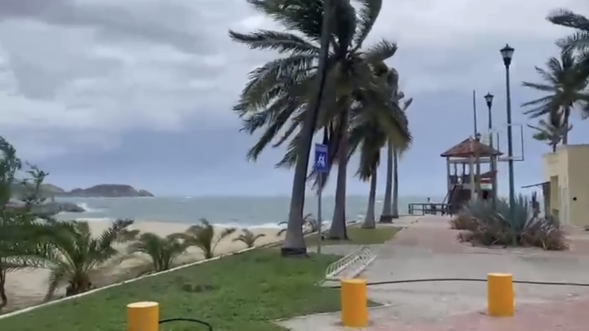 Cierran playas y puerto de Huatulco por formación de ciclón tropical
