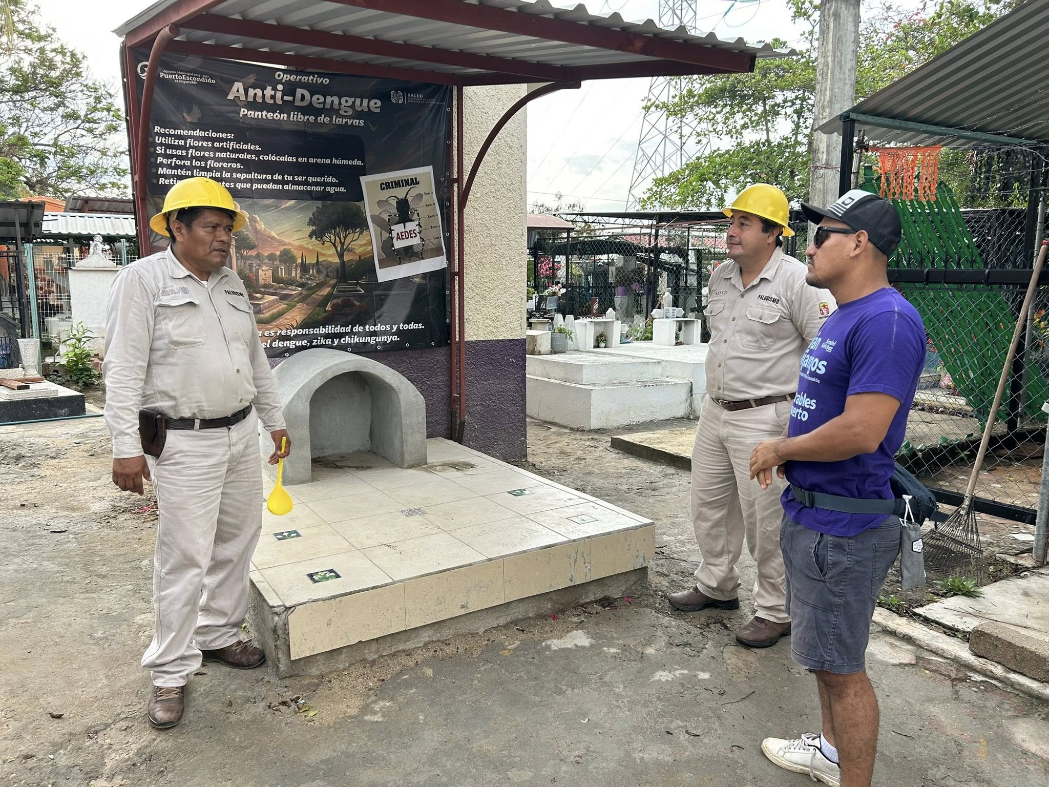 Para prevenir casos de dengue limpian panteones en Puerto Escondido